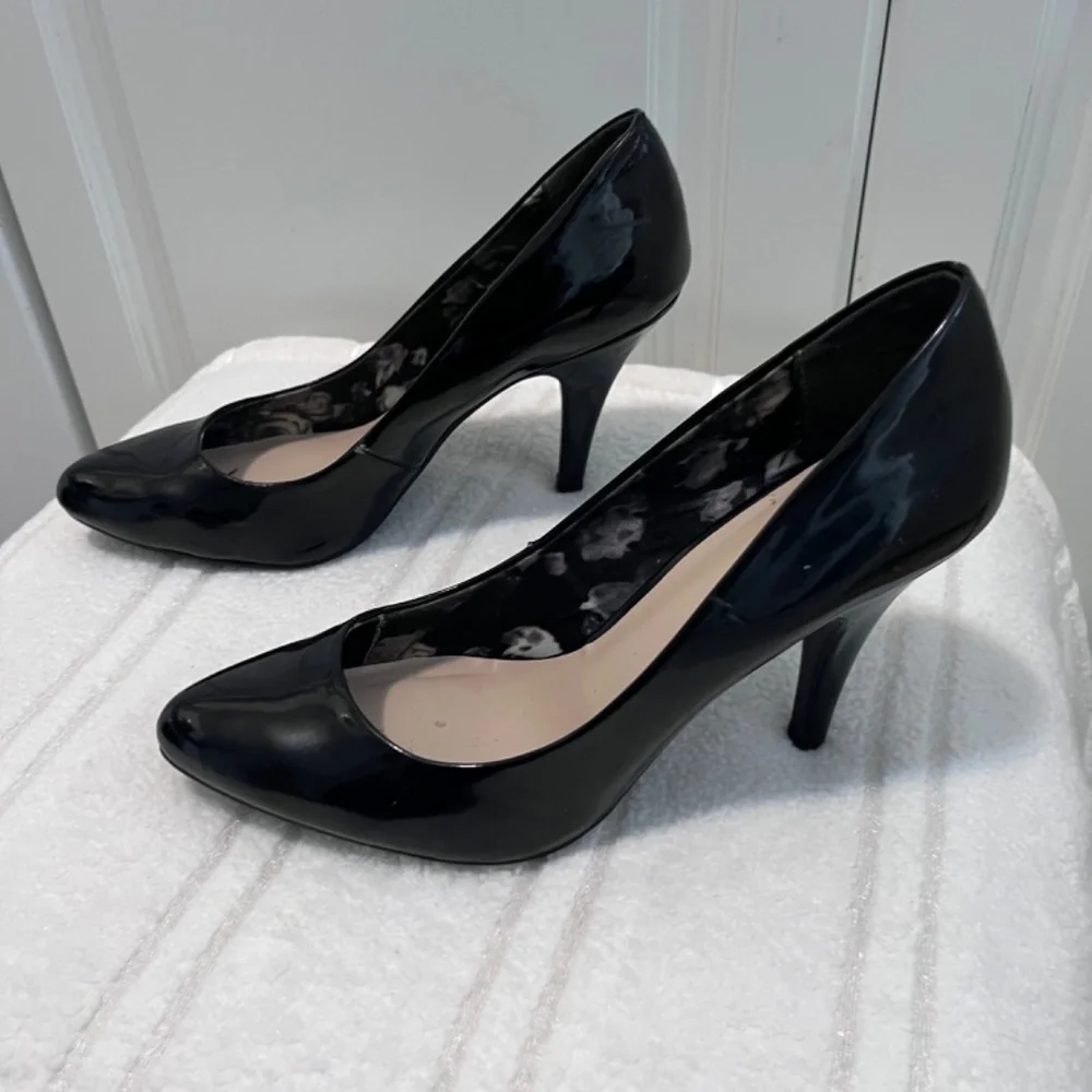 Fergalicious by Fergie “Caroline” Black Patent High Heel Pumps/Size 9.5.